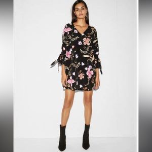 EXPRESS Black Floral Shift Dress V-Neck Long-Sleeve | Size Small